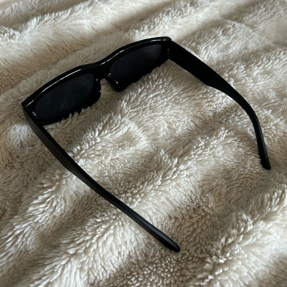 Retro Black Sunglasses - Picture 2 of 3